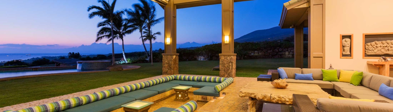 outdoor sitting area overlooking the beach